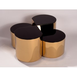 Komplet czterech złotych stolików z czarnymi szklanymi blatami CJ995